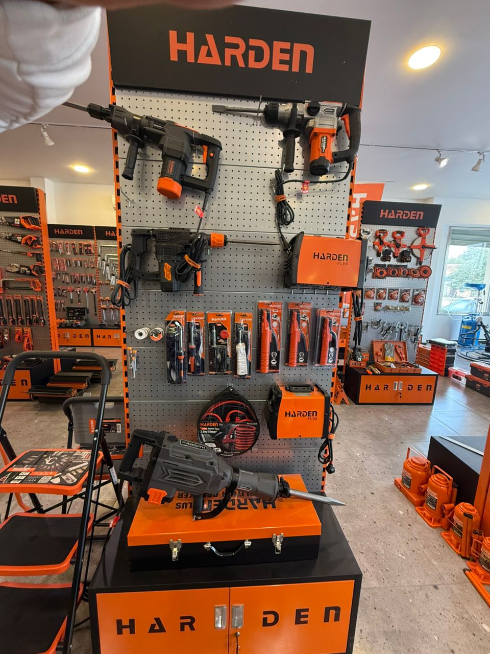 تجهيزات مصانع وورش – حلول متكاملة للإنتاج